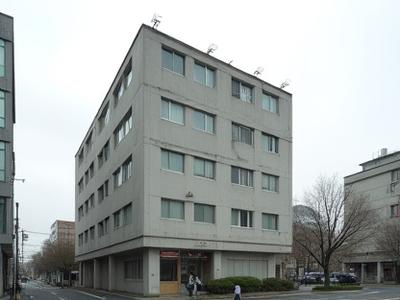 緑化前のオフィスビルの外観